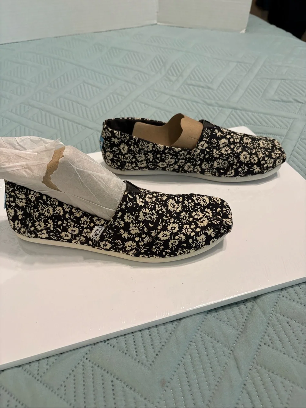TOMS Classic Women’s Black & Cream Alpargata Flats Daisy Pattern Size 8
